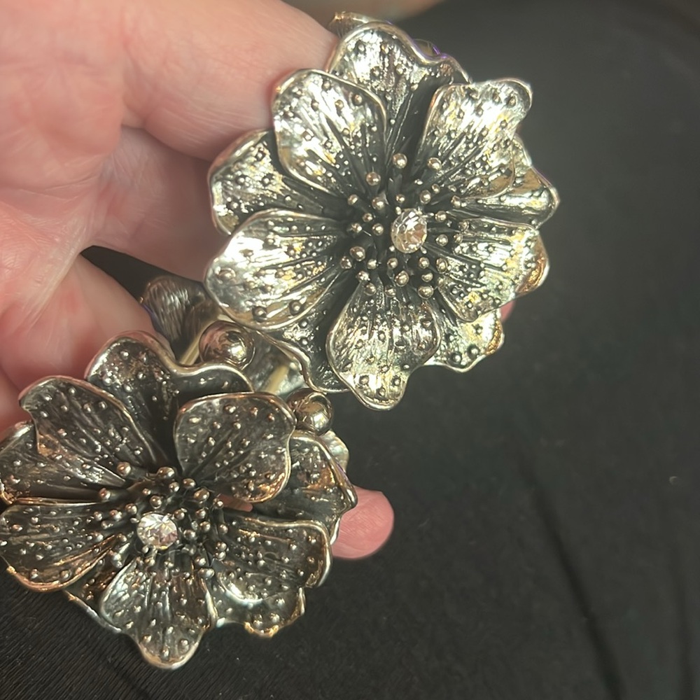 Bold Statement Large Flower Stretch Bracelet - image 3
